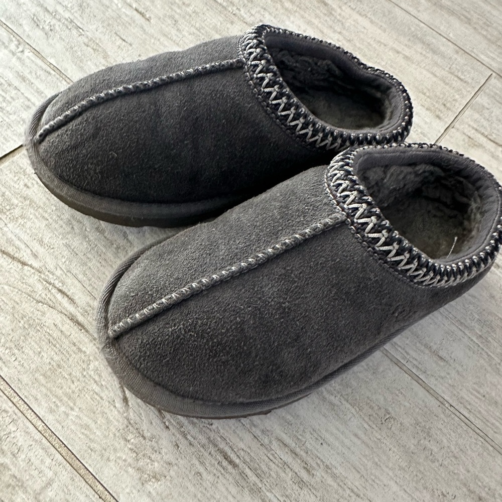 Cozy Kids Gray UGG Tasman Slippers size 2